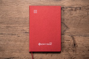 Notes A5 czerwony w kratkę z gumką 